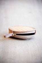 Laden des Bilds im Galerie-Viewer,  Handmade Mini Portemonnaie aus Bambus  mit Zipper
