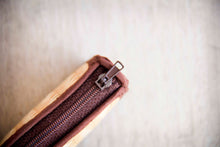 Laden des Bilds im Galerie-Viewer, Mini Geldbörse aus Bambus Holz  mit Zipper
