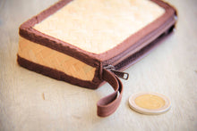 Laden des Bilds im Galerie-Viewer, Nachhaltiges Mini Portemonnaie aus Bambus Holz  mit Zipper
