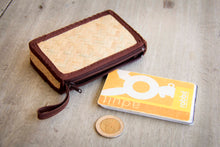 Laden des Bilds im Galerie-Viewer, Mini Portemonnaie mit Zipper handmade aus Holz 

