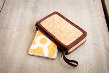 Laden des Bilds im Galerie-Viewer, Handmade Mini Portemonnaie aus Bambus  mit Zipper
