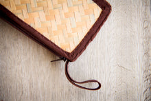 Laden des Bilds im Galerie-Viewer, Mini Tasche mit Zipper handmade aus Holz
