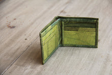 Laden des Bilds im Galerie-Viewer, Portemonnaie aus recycelten Blättern in grün
