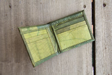 Laden des Bilds im Galerie-Viewer, Portemonnaie aus recycelten Blättern in grün
