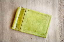 Laden des Bilds im Galerie-Viewer, Portemonnaie mit Clip aus recycelten Blättern in grün
