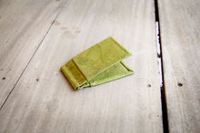 Laden des Bilds im Galerie-Viewer, Portemonnaie mit Clip aus recycelten Blättern in grün
