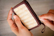 Laden des Bilds im Galerie-Viewer, Bambus Täschchen handmade  mit Zipper
