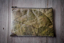 Laden des Bilds im Galerie-Viewer, Design Laptop Tasche aus Blättern, vegan und Handmade
