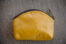Laden des Bilds im Galerie-Viewer, Portemonnaie / Mini-Etui aus recycelten Blättern  in gelb
