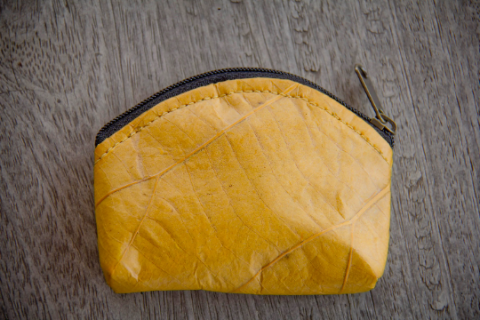 Portemonnaie / Mini-Etui aus recycelten Blättern  in gelb