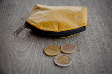 Laden des Bilds im Galerie-Viewer, Portemonnaie / Mini-Etui aus recycelten Blättern  in gelb
