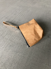 Laden des Bilds im Galerie-Viewer, Mini Kraft Paper Kulturtasche handmade
