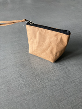 Laden des Bilds im Galerie-Viewer, Mini Kraft Paper Federmappe handmade
