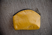 Laden des Bilds im Galerie-Viewer, Portemonnaie / Mini-Etui aus recycelten Blättern  in gelb
