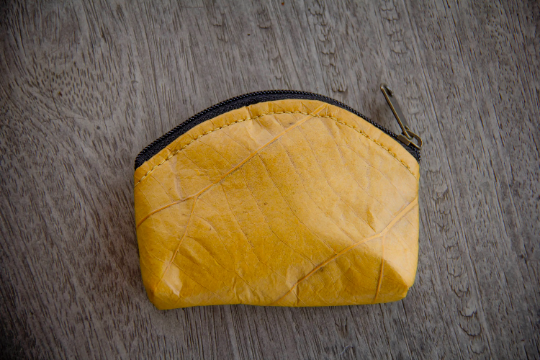 Portemonnaie / Mini-Etui aus recycelten Blättern  in gelb
