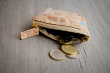 Afbeelding in Gallery-weergave laden, Mini Kork Portemonnaie mit Zipper Damen mit farbigen Akzenten handmade und vegan mit Zipper
