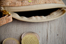 Afbeelding in Gallery-weergave laden, Mini Kork Portemonnaie mit Zipper Unisex mit farbigen Akzenten handmade und vegan mit Zipper

