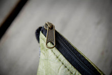 Laden des Bilds im Galerie-Viewer, Handmade Kulturtasche
