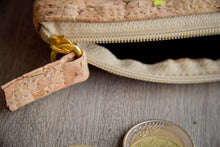 Afbeelding in Gallery-weergave laden, Mini Kork Portemonnaie mit Zipper Herren mit farbigen Akzenten handmade und vegan mit Zipper
