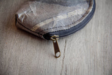 Laden des Bilds im Galerie-Viewer, Portemonnaie / Mini-Etui aus recycelten Blättern in schwarz
