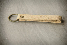 Laden des Bilds im Galerie-Viewer, Schlüsselband aus Kork, vegan und handmade BY COPALA

