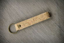 Laden des Bilds im Galerie-Viewer, Keyring aus Kork, vegan und handmade BY COPALA
