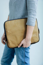Laden des Bilds im Galerie-Viewer, Vegane Laptoptasche handmade aus Kraft Papier

