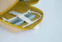 Laden des Bilds im Galerie-Viewer, Großer Kraft Papier Rucksack mit Zipper und integrierter Laptop Tasche – handmade und vegan BY COPALA
