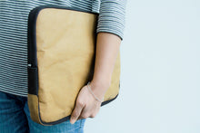 Carica l&#39;immagine nel visualizzatore di Gallery, Design Laptop Hülle für MacBooks aus Kraft Papier
