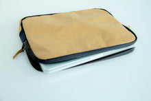 Laden des Bilds im Galerie-Viewer, Veganes Laptop Sleeve handmade aus Kraft Papier
