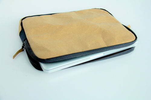 Veganes Laptop Sleeve handmade aus Kraft Papier