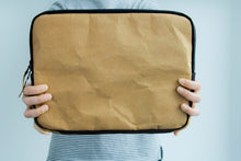 Carica l&#39;immagine nel visualizzatore di Gallery, Bestes Laptop Sleeve für MacBooks, vegan und handmade
