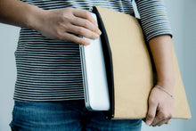 Laden des Bilds im Galerie-Viewer, Design Laptop Tasche aus Kraft Papier
