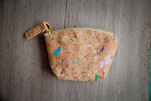 Afbeelding in Gallery-weergave laden, Mini Kork Portemonnaie, nachhaltig und vegan mit farbigen Akzenten handmade und mit Zipper
