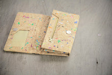 Laden des Bilds im Galerie-Viewer, Praktisches Portemonnaie aus recyclebarem Kork mit farbigen Akzenten
