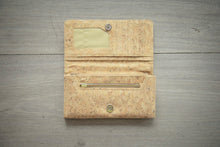 Afbeelding in Gallery-weergave laden, Praktische Brieftasche aus recyclebarem Kork handmade und vegan 
