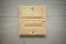 Laden des Bilds im Galerie-Viewer, Praktische Brieftasche aus recyclebarem Kork handmade und vegan 
