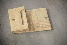 Laden des Bilds im Galerie-Viewer, Praktische Brieftasche aus recyclebarem Kork mit extra vielen Fächern handmade und vegan 
