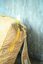 Laden des Bilds im Galerie-Viewer, Rucksack vegan &amp; nachhaltig aus Kork mit gelbem Zipper
